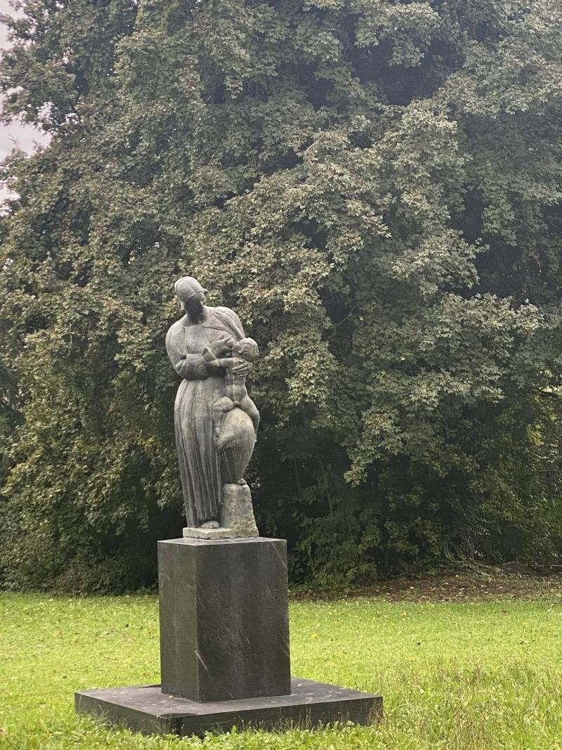 Spomenik. Majka doji dijete, skulptura Ivana Meštrovića, pred Školom narodnog zdravlja Andrija Štampar